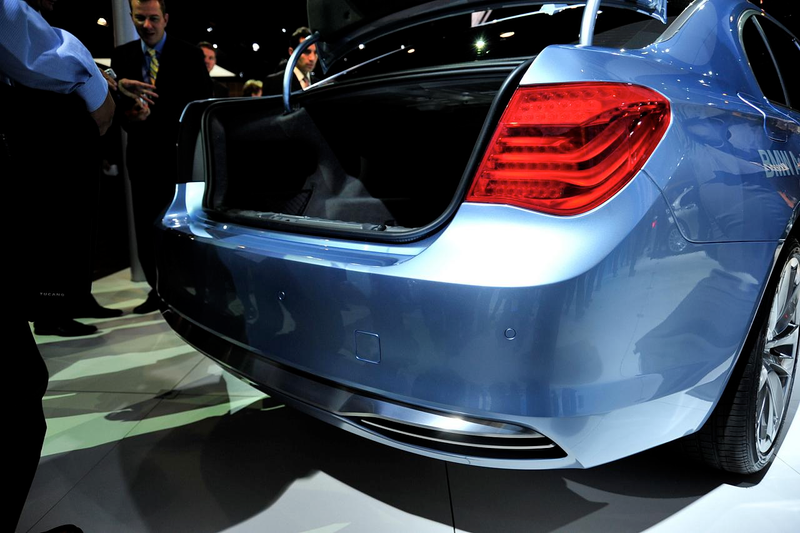 Illustration for article titled 2009 BMW 7-Series, ActiveHybrid Hit LA Show Floor